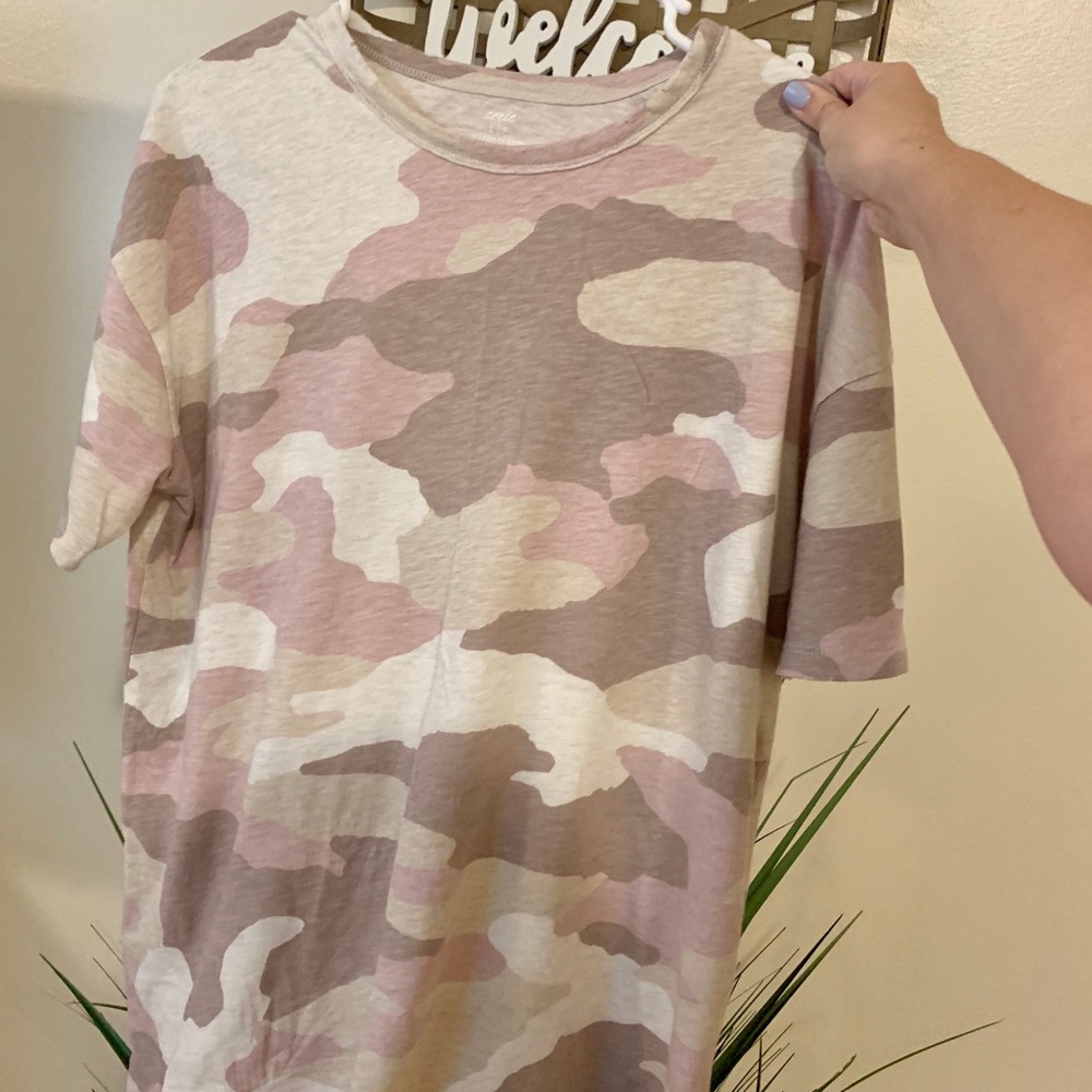 American Eagle Pink camo tee